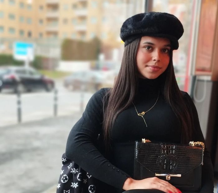 Model wearing plain black basic tee.